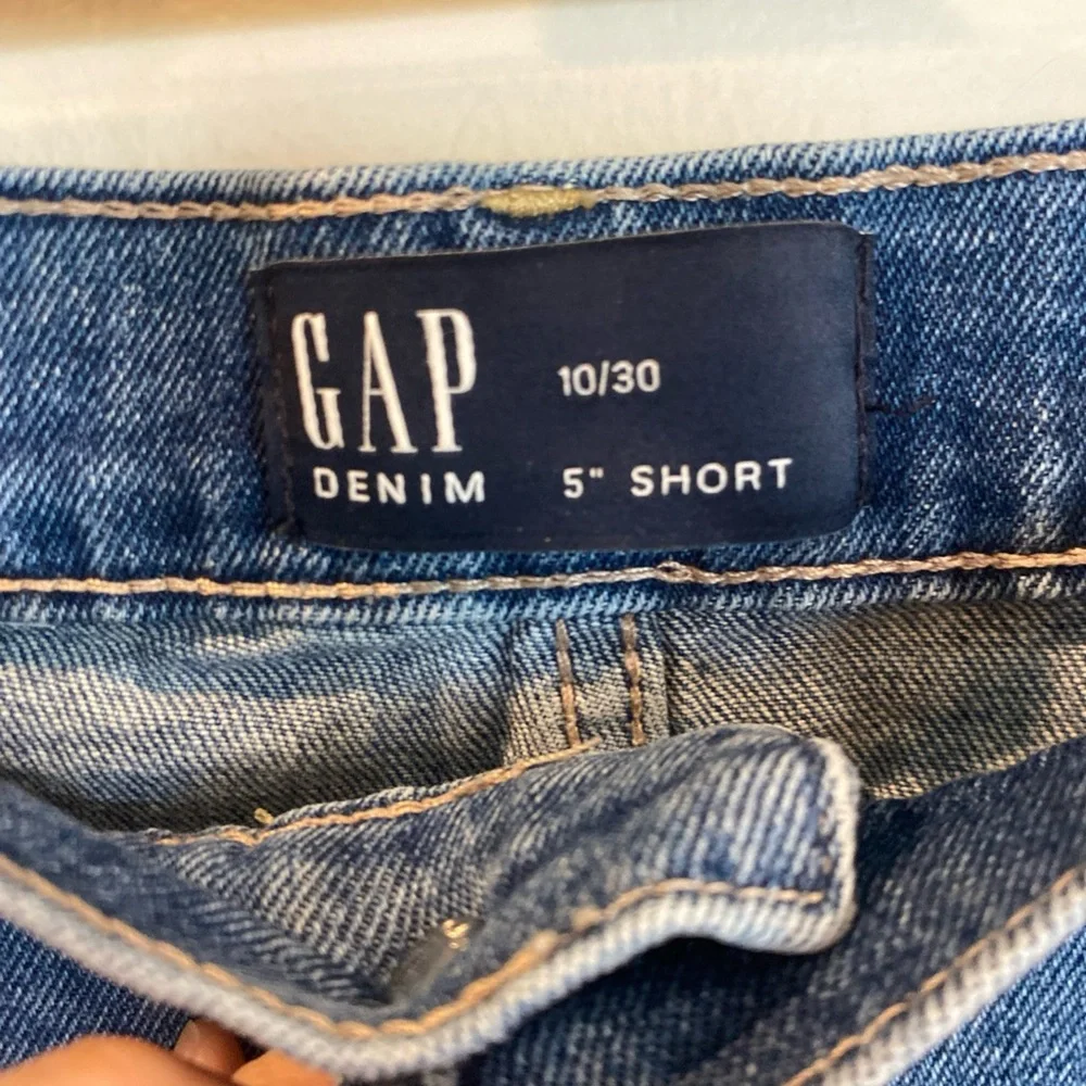 Gap Denim Shorts 5 Inch Distressed Medium Wash Size 10 / 30 - Picture 3 of 5